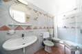 Il bagno delle camere standard.