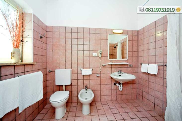 Bagno con doccia, camera standard. 