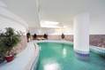Piscina termale coperta con zona relax.
