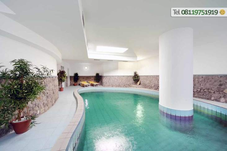 Piscina termale coperta con zona relax.