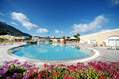 La piscina esterna a temperatura ambiente circondata da meravigliosi giardini fioriti.