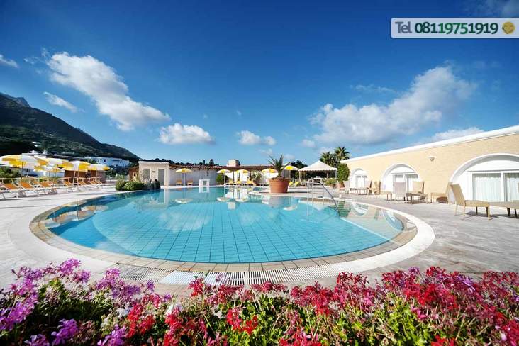La piscina esterna a temperatura ambiente circondata da meravigliosi giardini fioriti.