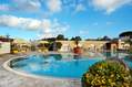 La piscina esterna con solarium attrezzato. 