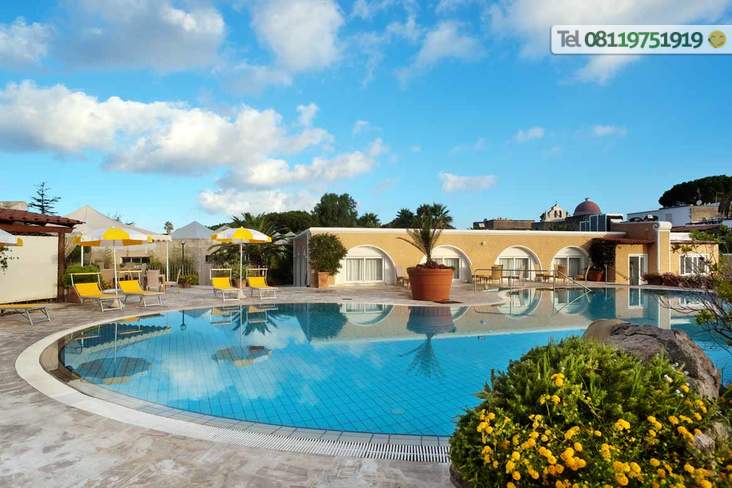 La piscina esterna con solarium attrezzato. 