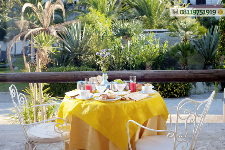 Prima colazione in terrazza.